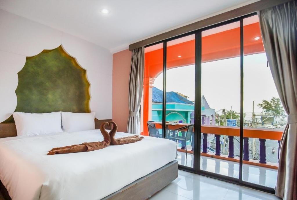Postel nebo postele na pokoji v ubytování Khaleej Mass Hotel Patong