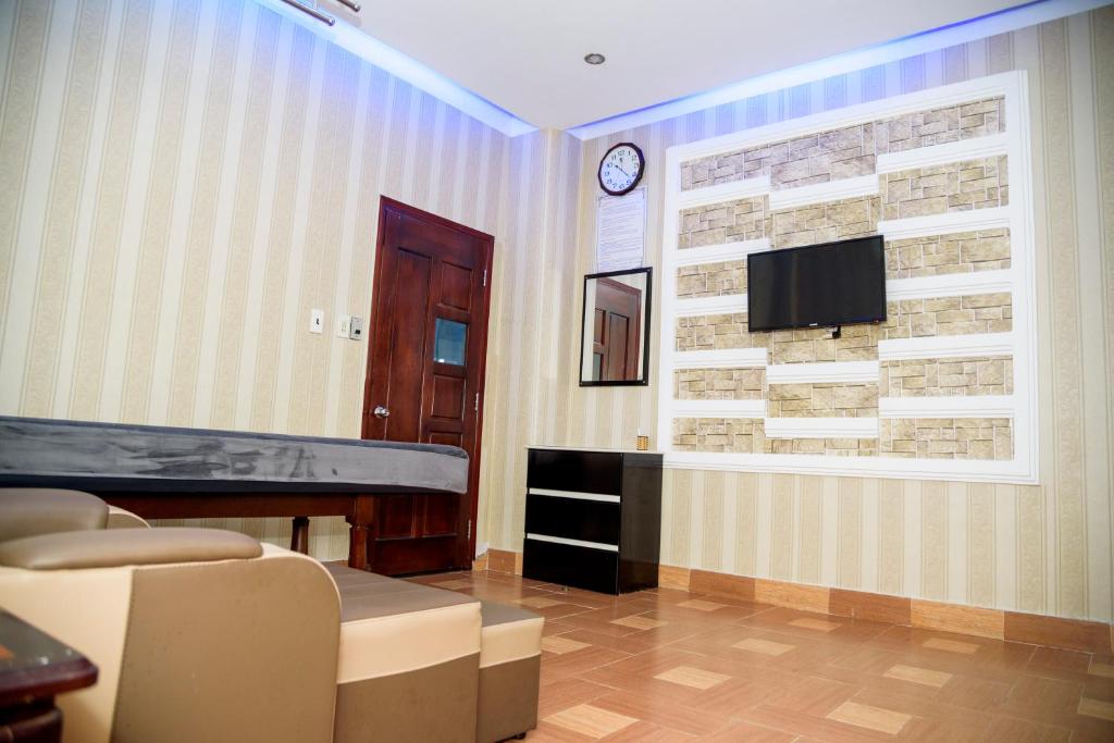 TV a/nebo společenská místnost v ubytování Ha Trinh Hotel