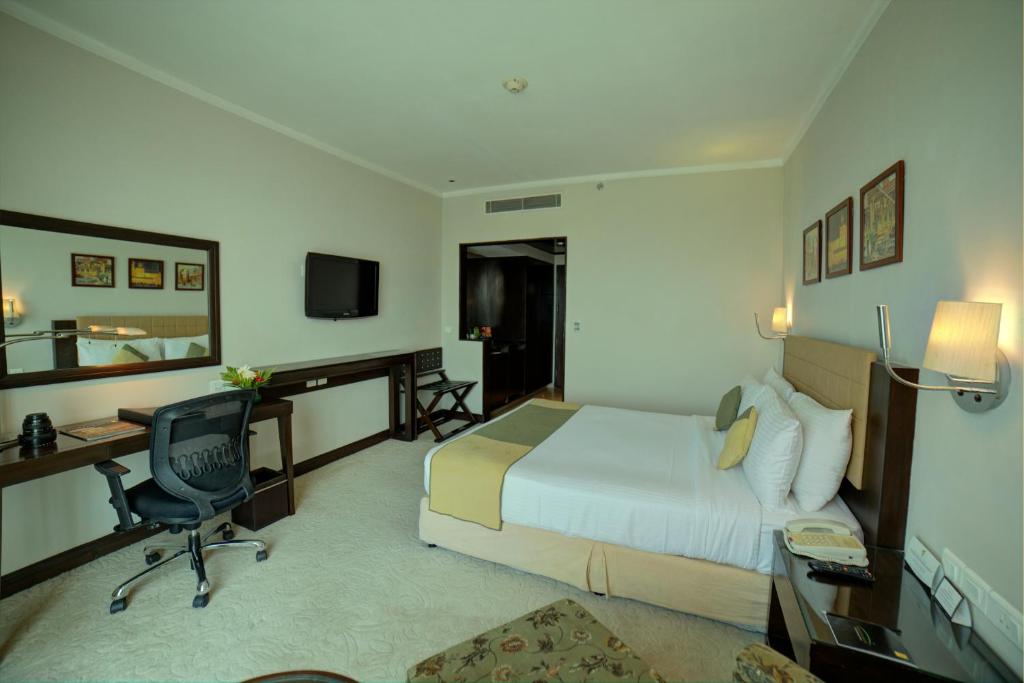 Postel nebo postele na pokoji v ubytování Goldfinch Hotel Delhi NCR