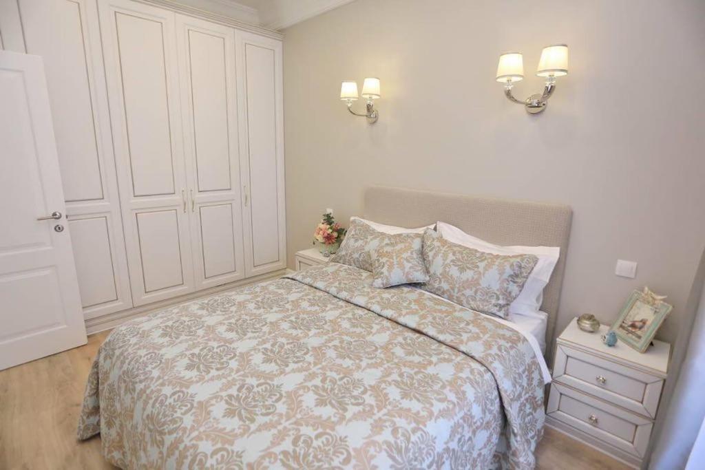 - une chambre avec un lit, une table de nuit et des lumières dans l'établissement Le Charme-35, à Nice