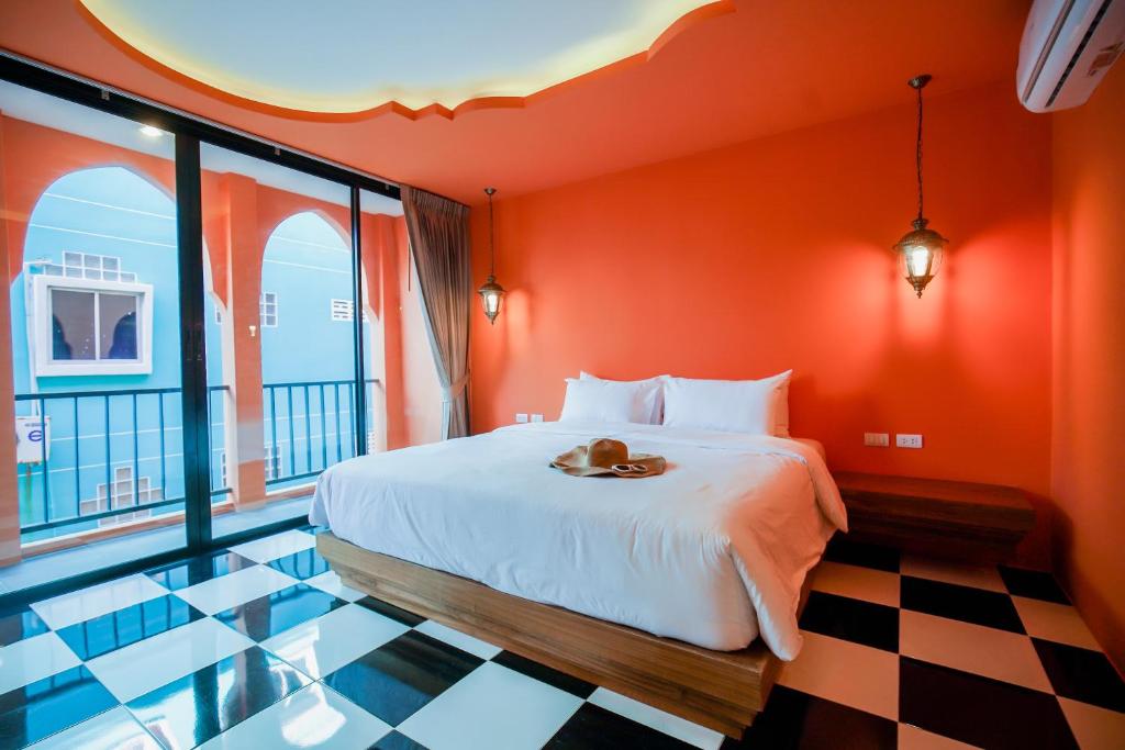 Postel nebo postele na pokoji v ubytování Khaleej Mass Hotel Patong