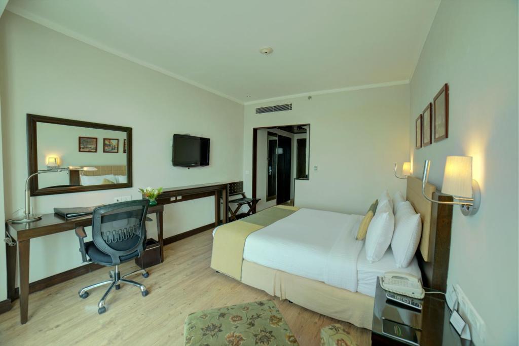 Postel nebo postele na pokoji v ubytování Goldfinch Hotel Delhi NCR