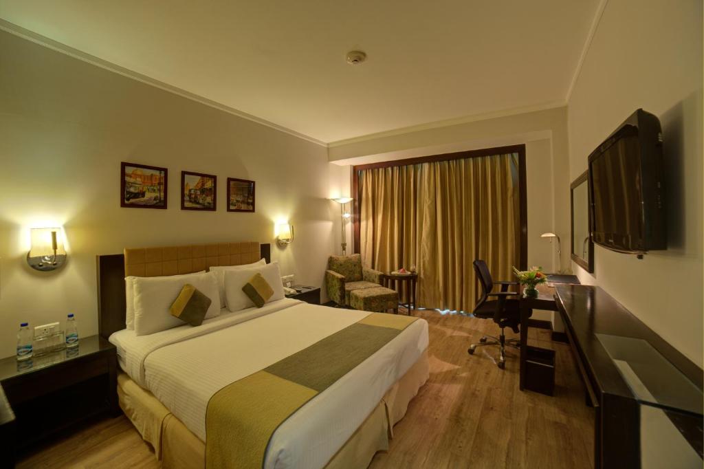 TV a/nebo společenská místnost v ubytování Goldfinch Hotel Delhi NCR