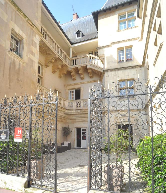 a gate in front of a large building at Hotel D&#39;haussonville in Nancy