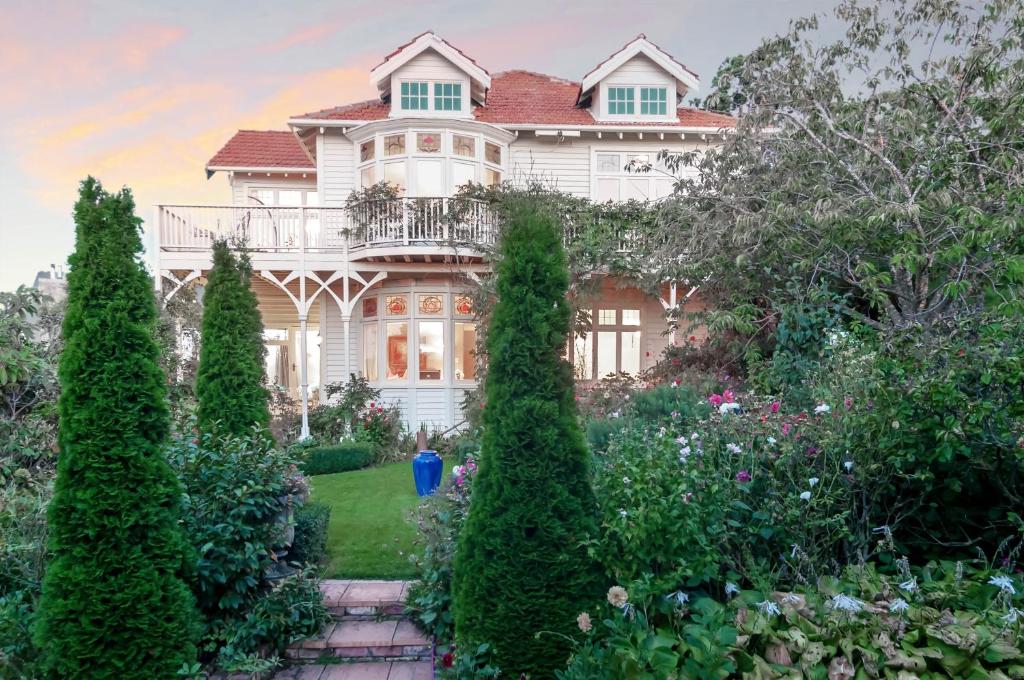een groot huis met een tuin ervoor bij Dyers House in Christchurch