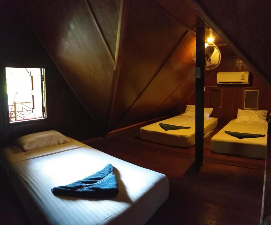Postel nebo postele na pokoji v ubytování Koh Tao Royal Resort