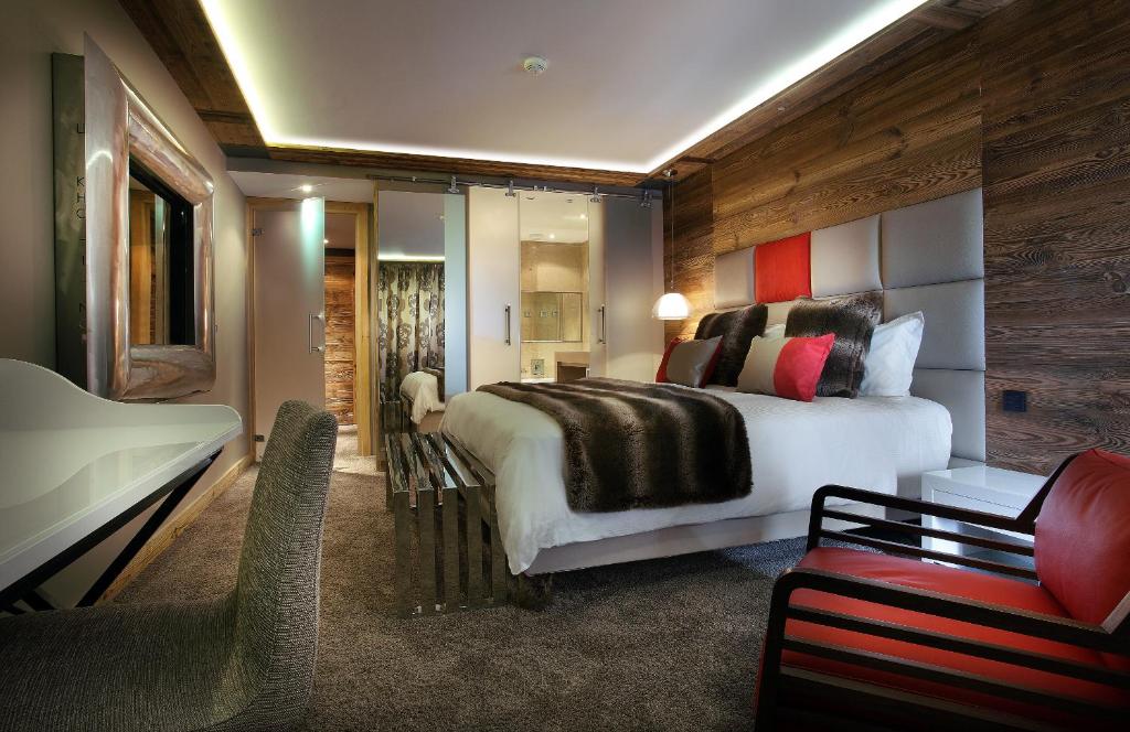 Postel nebo postele na pokoji v ubytování Hôtel Koh-I Nor by Les Etincelles