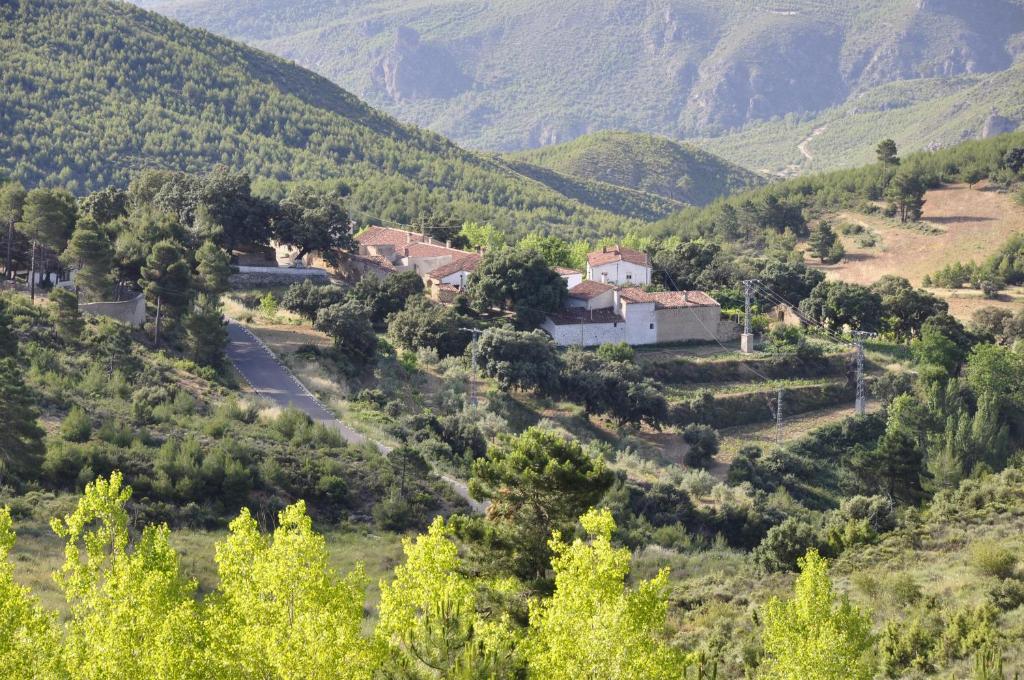 ein kleines Dorf auf einem Hügel mit Bergen im Hintergrund in der Unterkunft Casas Rurales Tio Frasquito y Cleto in Yeste