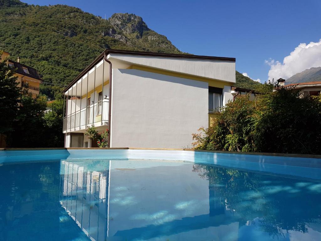 une maison avec une piscine en face d'un bâtiment dans l'établissement Casa Emilia, à Dongo