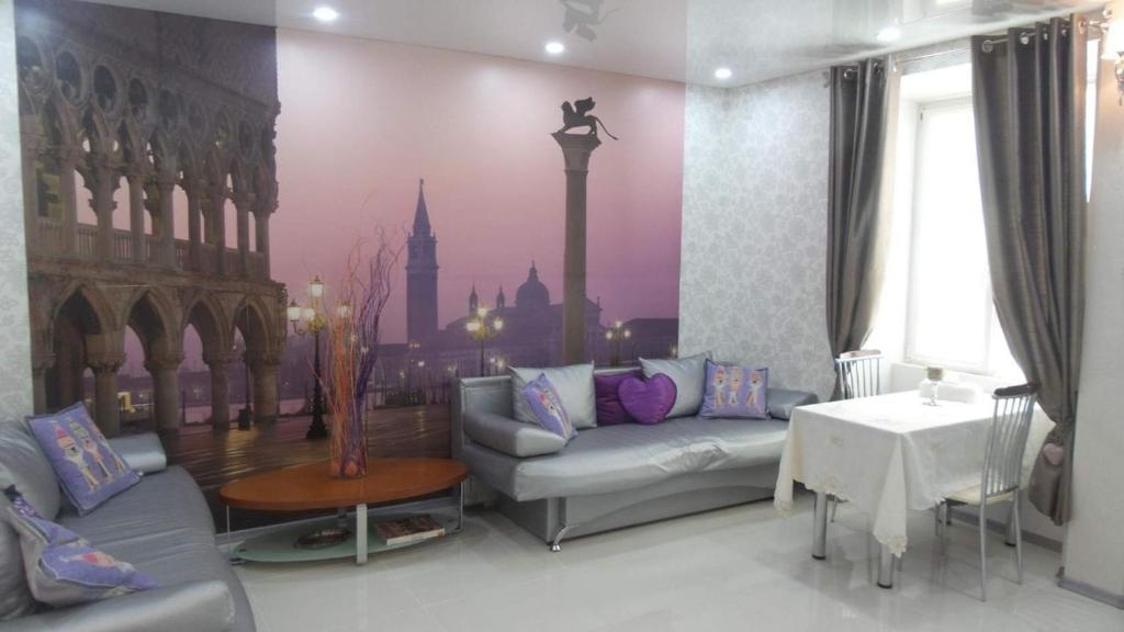 ein Wohnzimmer mit einem Sofa und einer Stadt in der Unterkunft вулиця 29-го Вересня 2\25 in Krementschuk