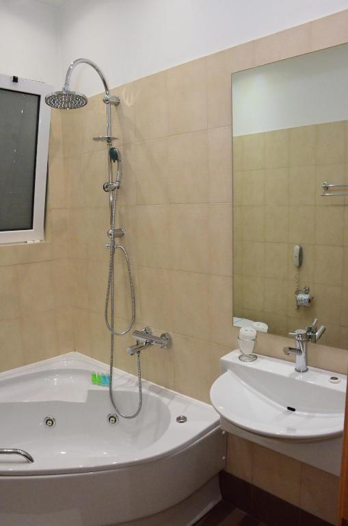 Koupelna v ubytování Deves Hotel