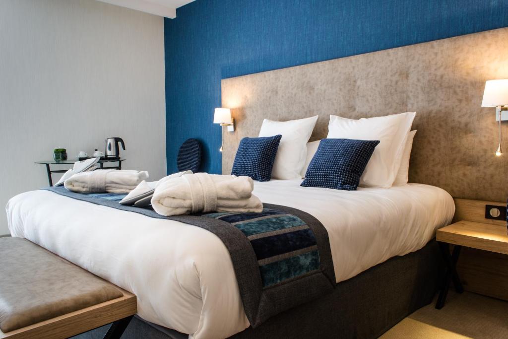 Postel nebo postele na pokoji v ubytování Hôtel Le Rive Droite & SPA