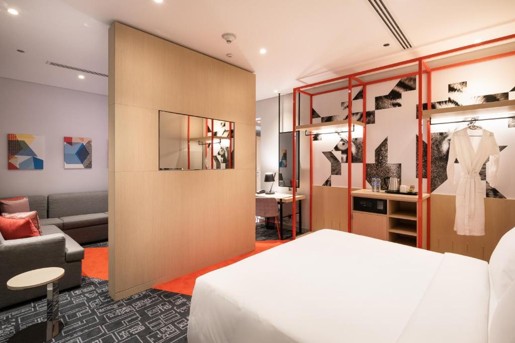 Postel nebo postele na pokoji v ubytování Studio M Arabian Plaza Hotel & Hotel Apartments
