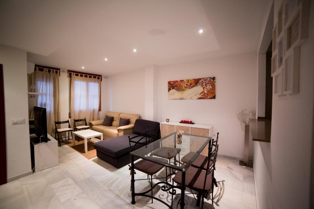 - un salon avec une table et un canapé dans l'établissement Casa Grande En Casco Historico, à Cordoue