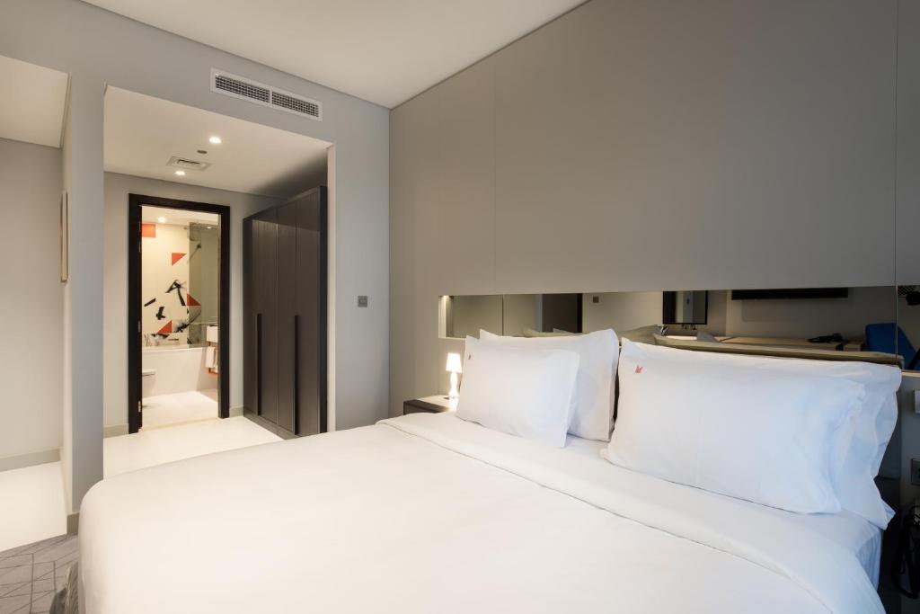 Postel nebo postele na pokoji v ubytování Studio M Arabian Plaza Hotel & Hotel Apartments