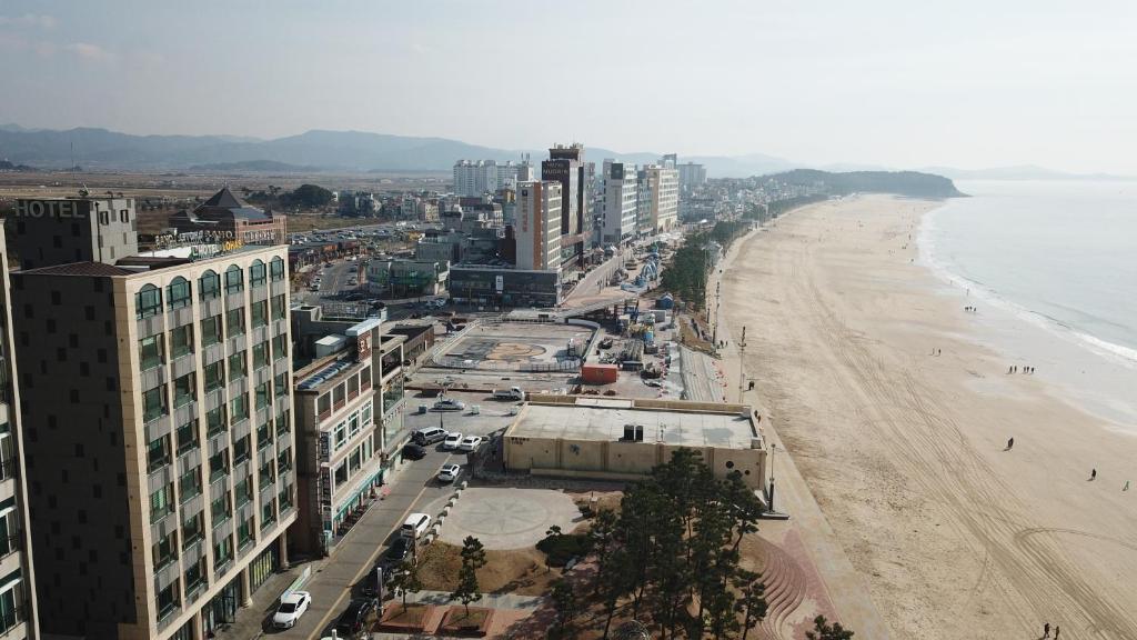 a view of a beach with buildings and the ocean at Hotel Lohas in Boryeong