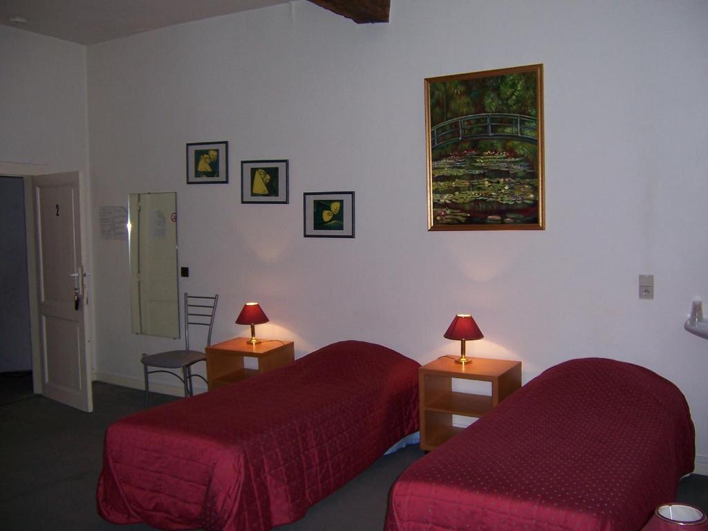een hotelkamer met twee bedden en een foto aan de muur bij Guest house Adonis in Brugge