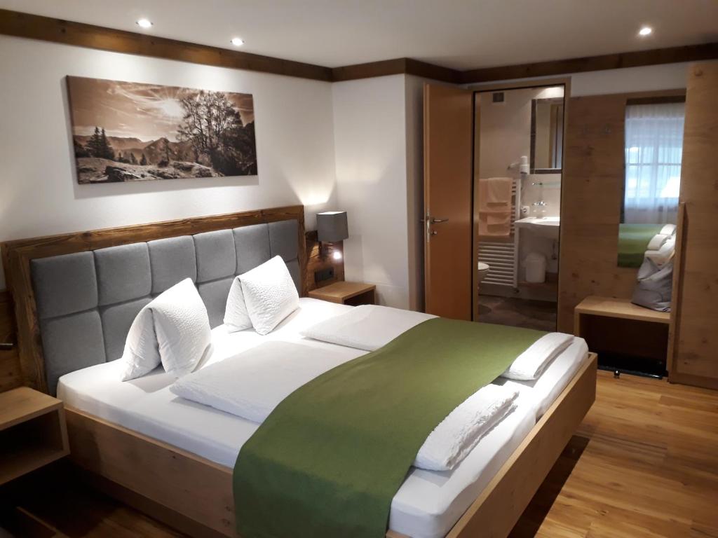 Un pat sau paturi într-o cameră la Denggnhof