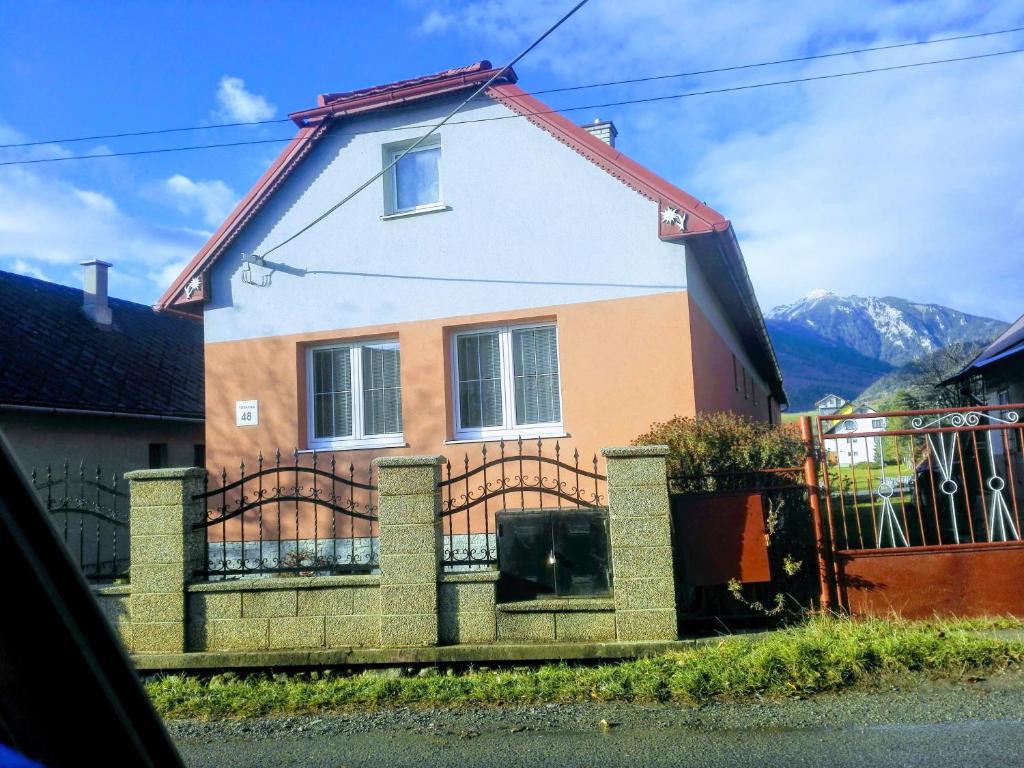 Nespecifikovaný výhled na hory nebo výhled na hory při pohledu z prázdninového domu