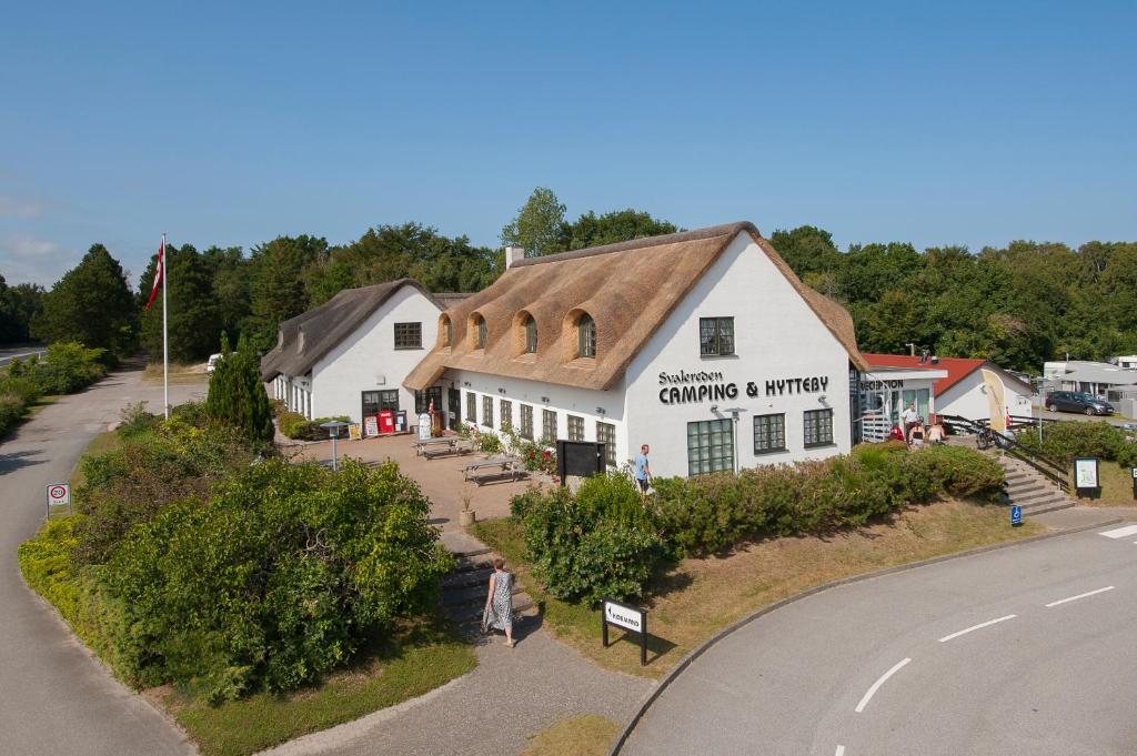 un modelo de edificio al costado de una carretera en Svalereden Camping Cottages, en Frederikshavn