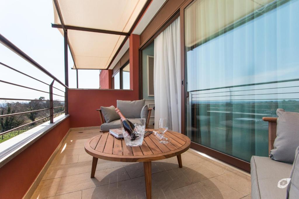 Balkón nebo terasa v ubytování Buonamico Wine Resort