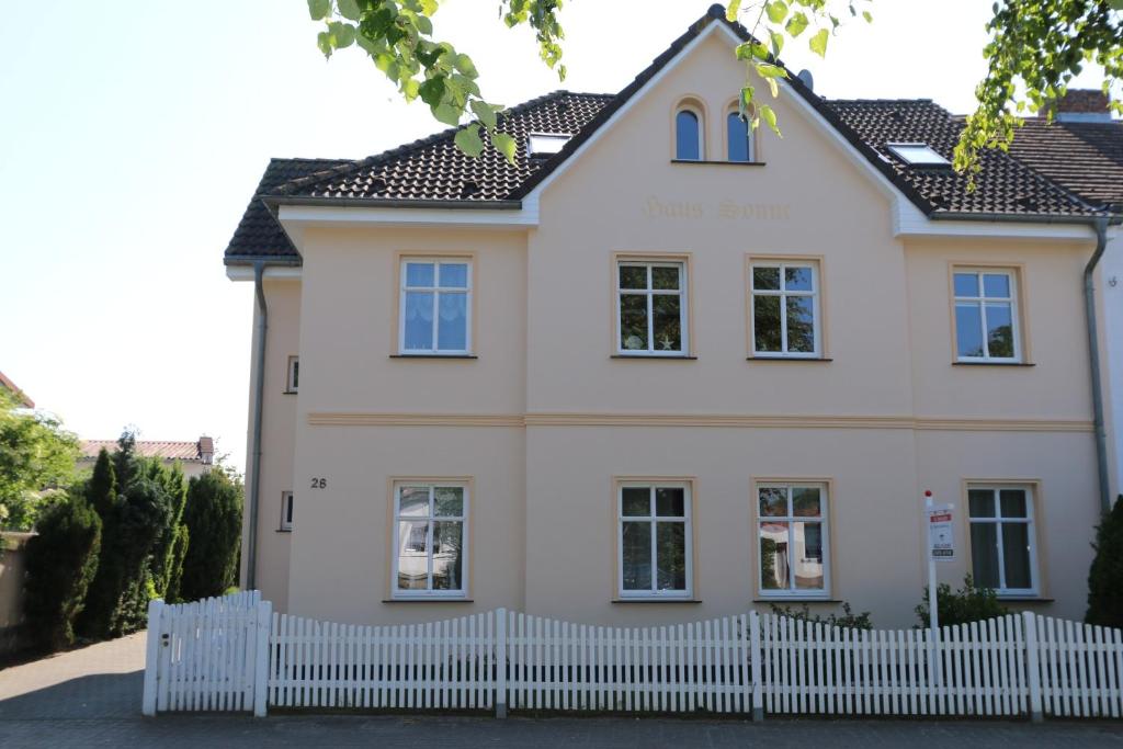 ツィノヴィッツにあるFerienwohnung Sonneの白塀の大白い家