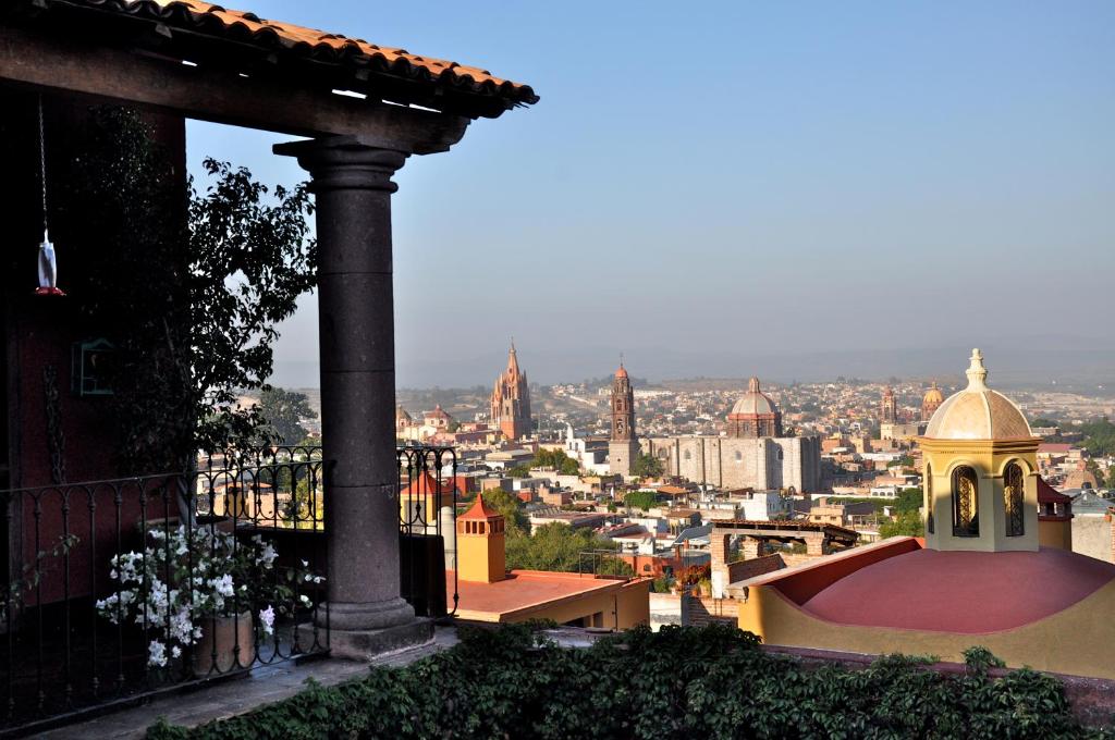 einen Blick auf die Stadt vom Dach eines Gebäudes in der Unterkunft Casa de la Cuesta B&B in San Miguel de Allende