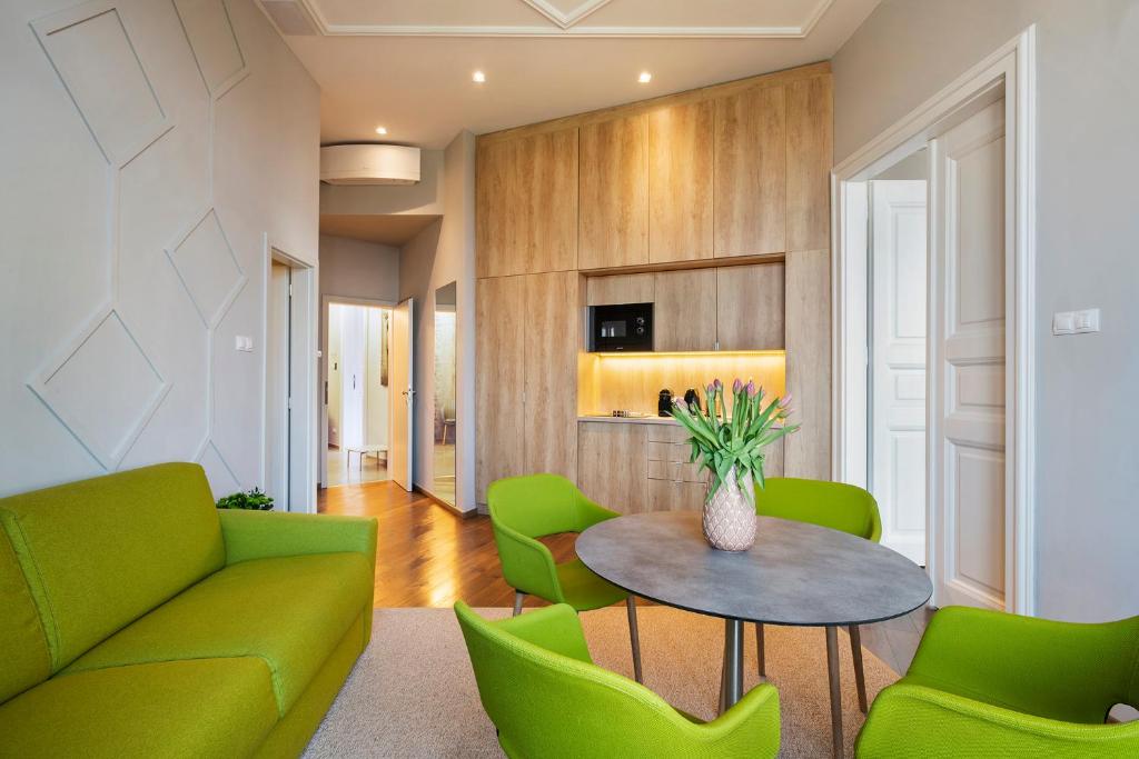 Televízia a/alebo spoločenská miestnosť v ubytovaní Lakeside Budapest Residences