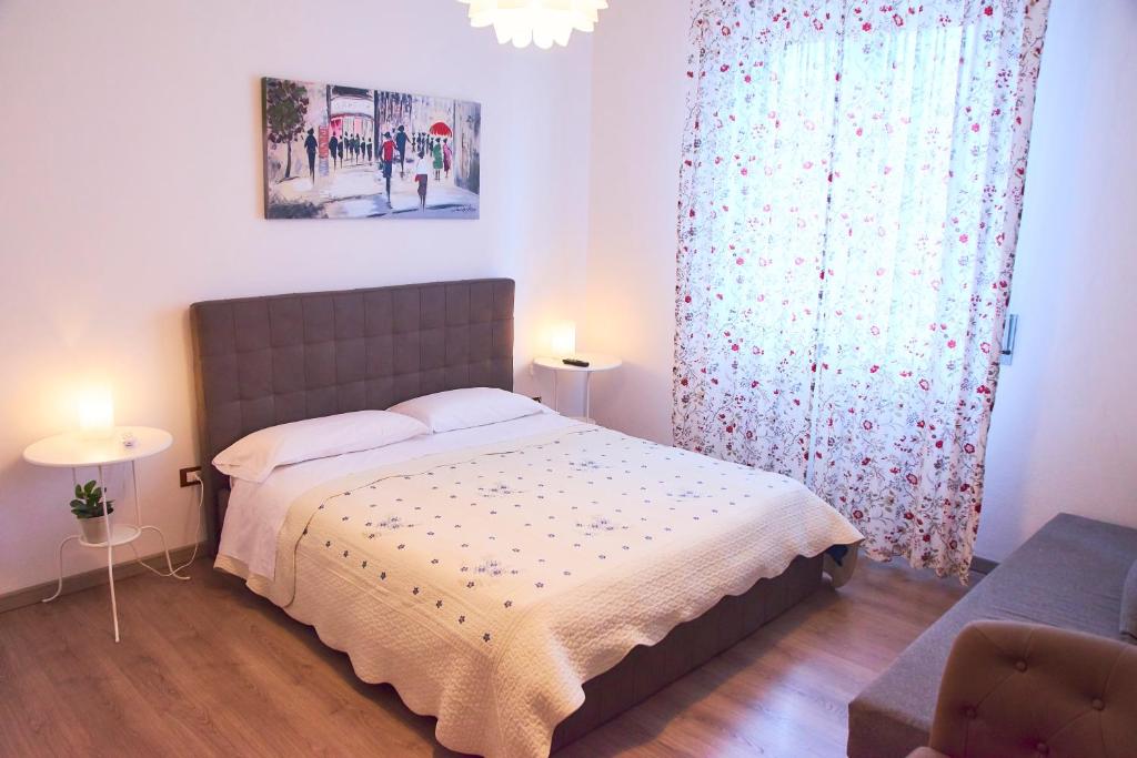 a bedroom with a large bed and a window at La Candelaria in Pisa