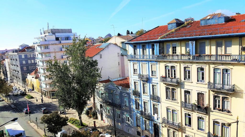 um grupo de edifícios numa rua da cidade em Almirante 48 Two Bedroom em Lisboa