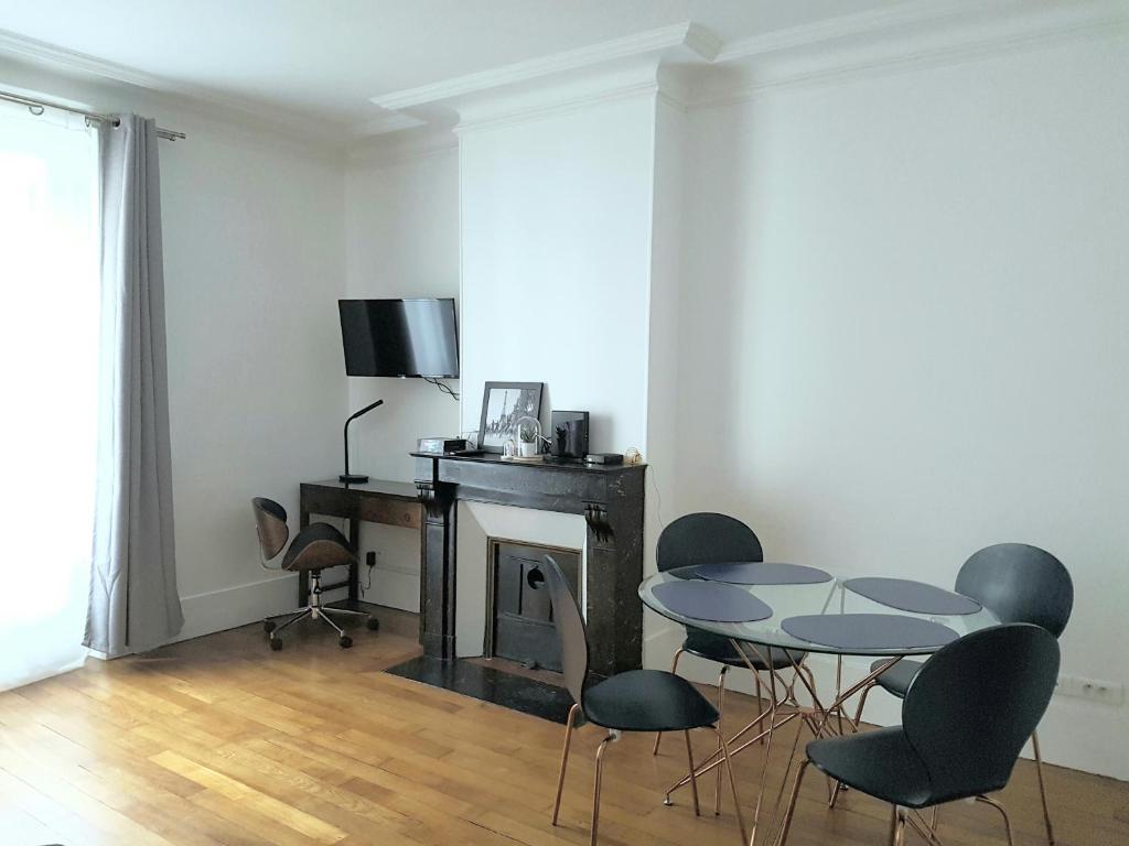 d'une salle à manger avec une table, des chaises et un bureau. dans l'établissement CdH Lantiez, à Paris