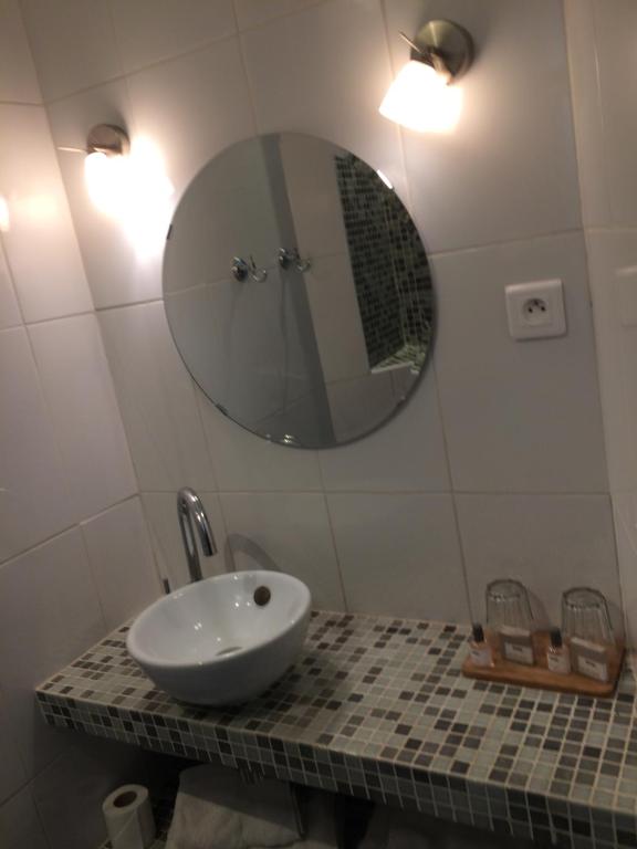 Koupelna v ubytování Le Cannier Hotel