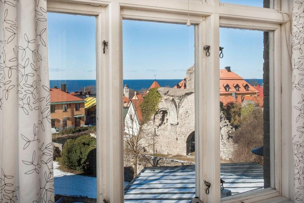 una ventana con vistas a la ciudad en Villa Trumpetaren en Visby