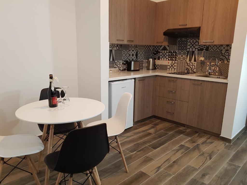 Kuchyň nebo kuchyňský kout v ubytování Evmelia Kakopetria Suites