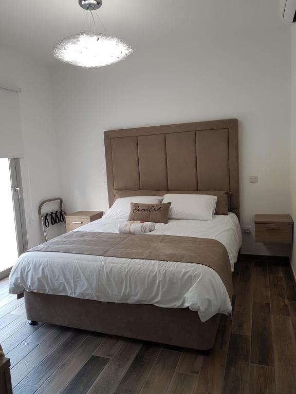 Postel nebo postele na pokoji v ubytování Evmelia Kakopetria Suites