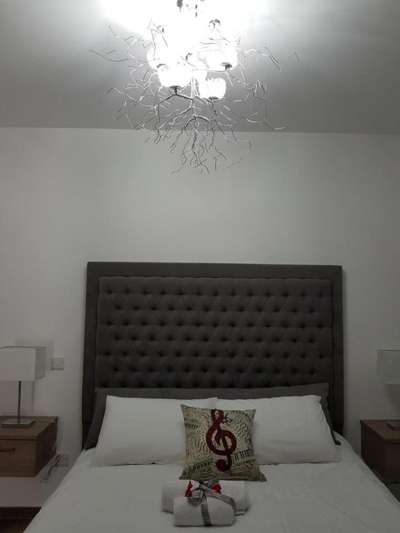 Postel nebo postele na pokoji v ubytování Evmelia Kakopetria Suites