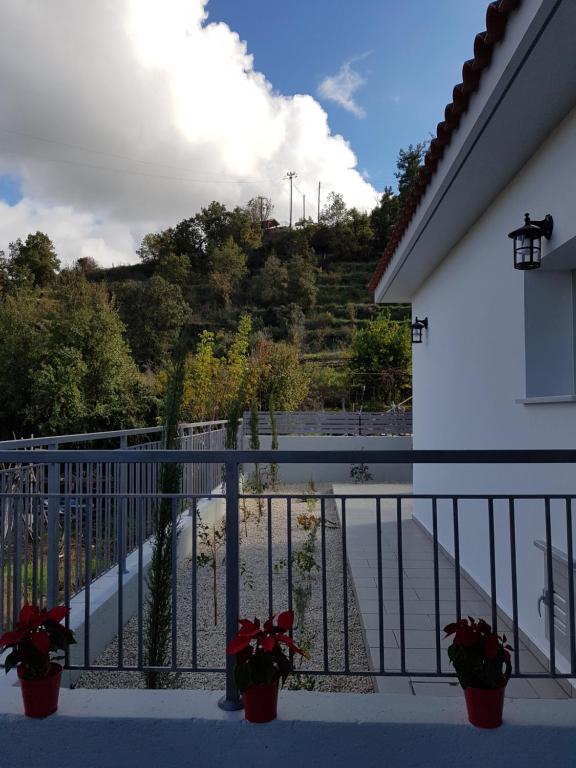 Balkón nebo terasa v ubytování Evmelia Kakopetria Suites