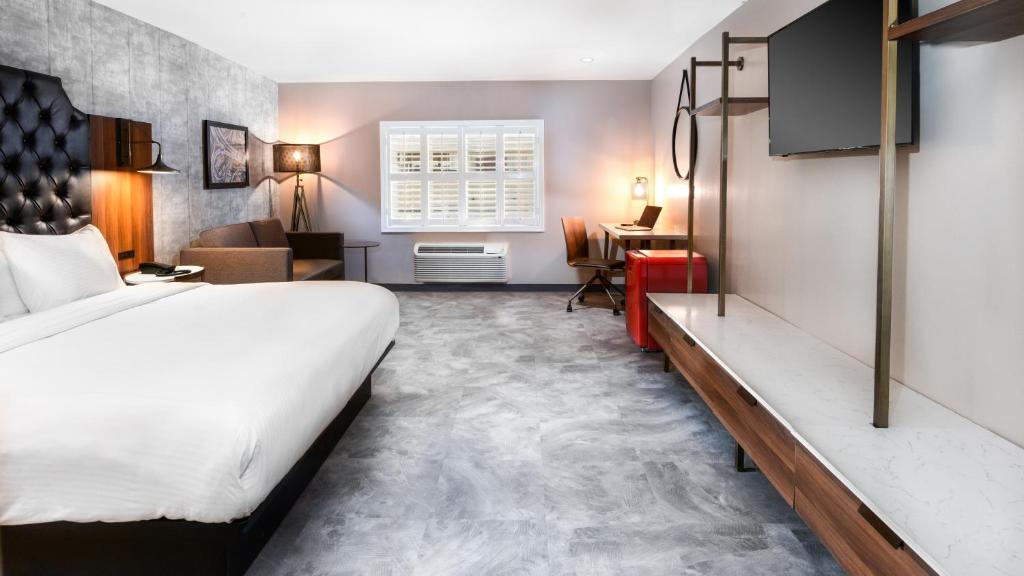 Tempat tidur dalam kamar di Hollywood Inn Suites Hotel