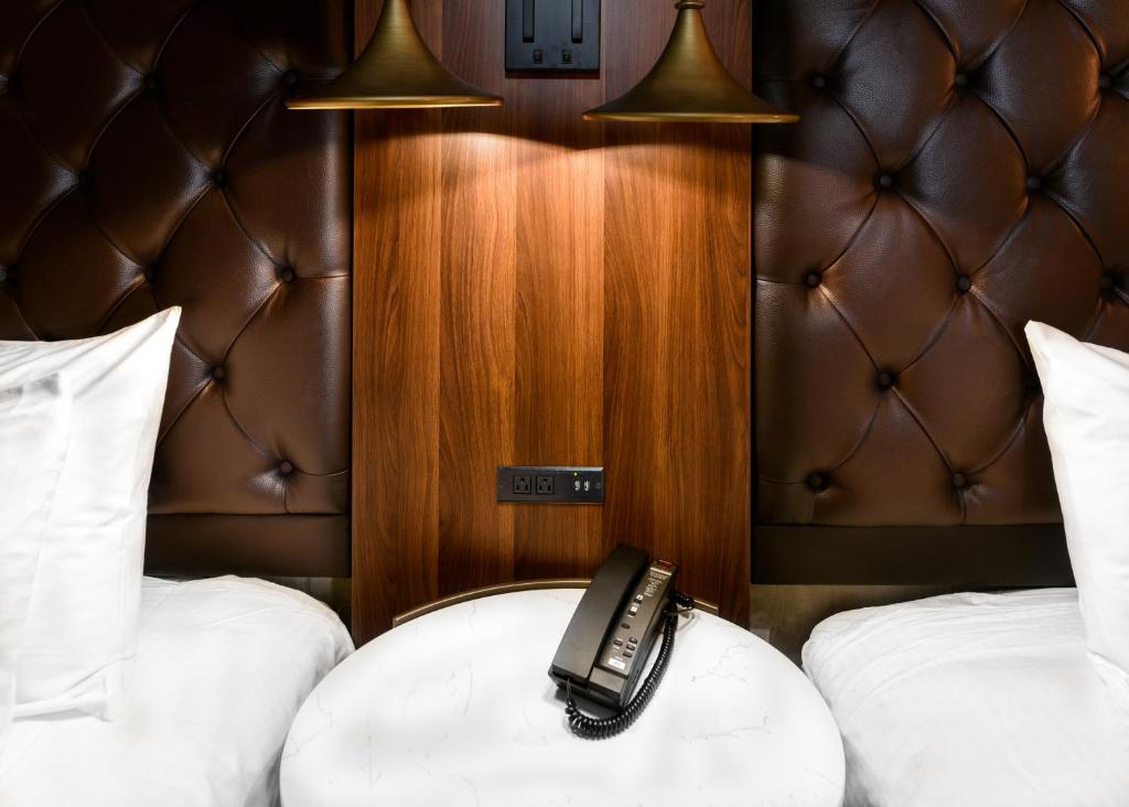 Hollywood Inn Suites Hotel - King Suite