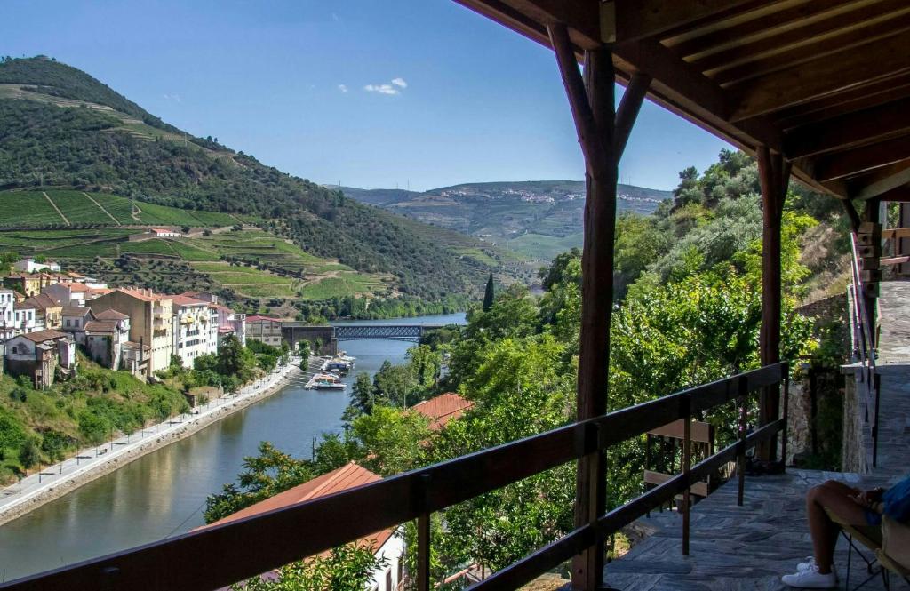 uma varanda com vista para o rio em Casa da Encosta Douro Valley em Pinhão