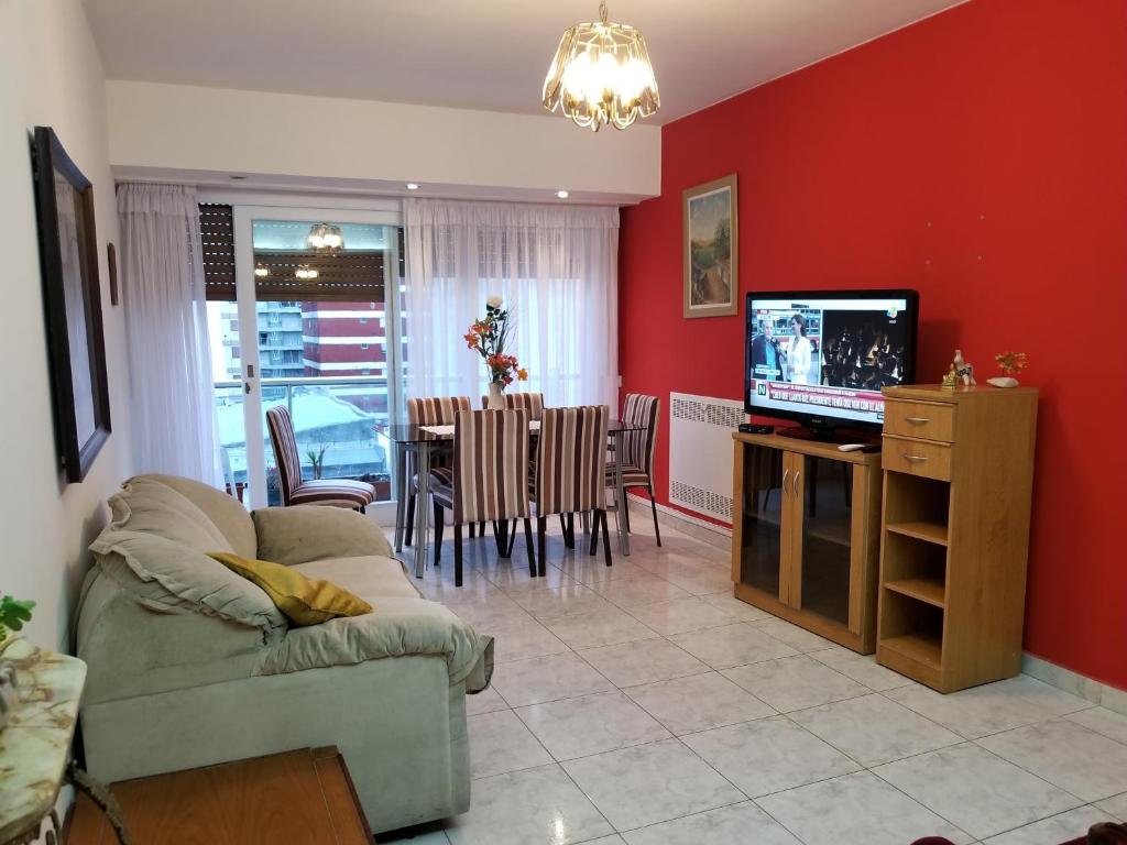 uma sala de estar com um sofá e uma sala de jantar em Depto sobre Peatonal San Martin em Mar del Plata