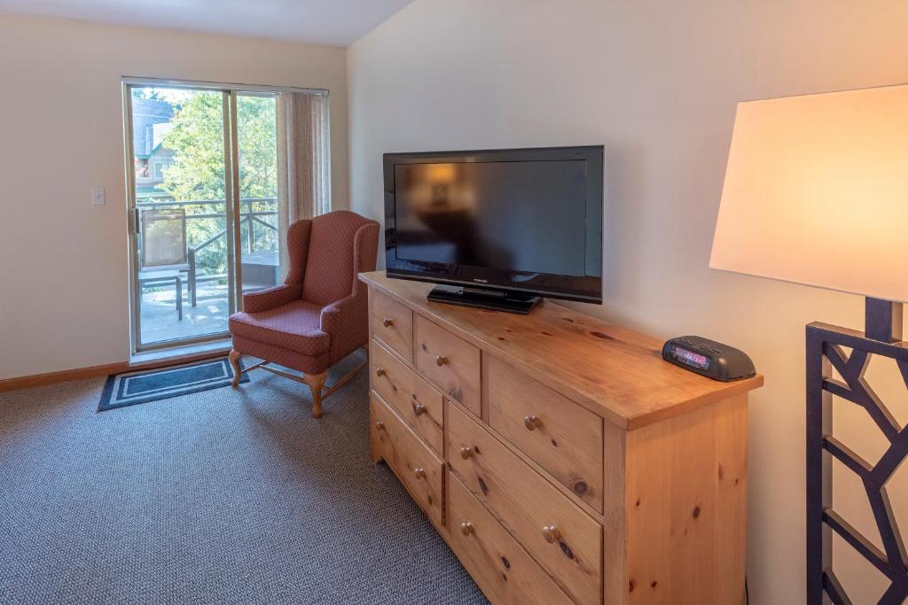 TV a/nebo společenská místnost v ubytování Valhalla Vacations at Whistler