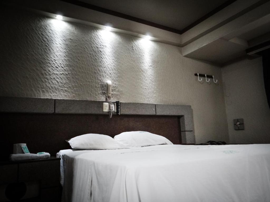 Postel nebo postele na pokoji v ubytování Silmar Hotel/Motel