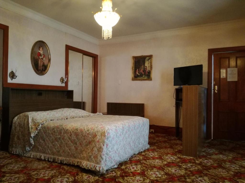 Postel nebo postele na pokoji v ubytování Motel Mayfair on Cavell