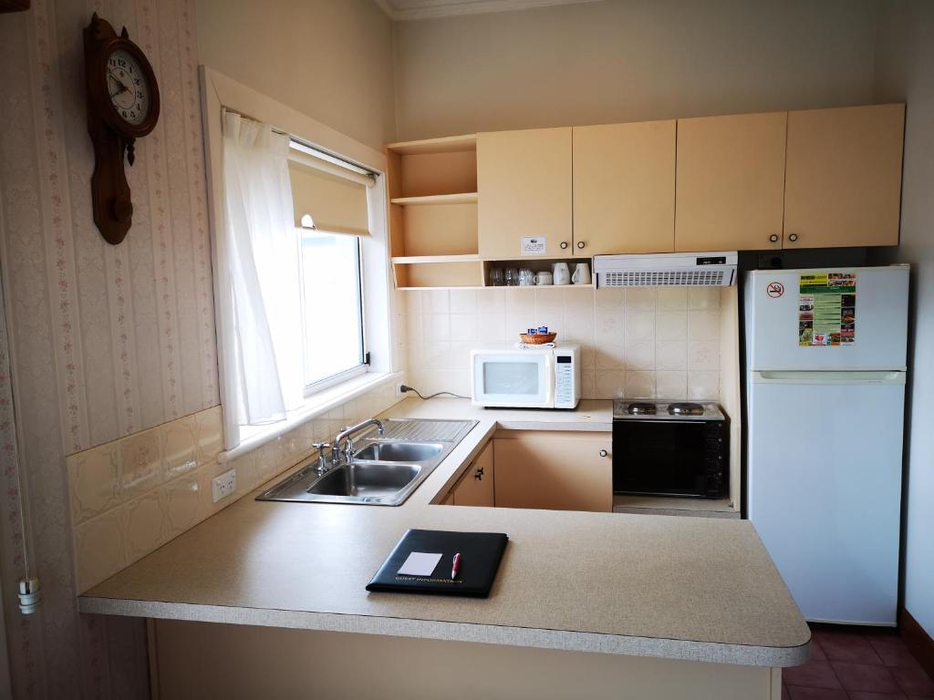 Kuchyň nebo kuchyňský kout v ubytování Motel Mayfair on Cavell
