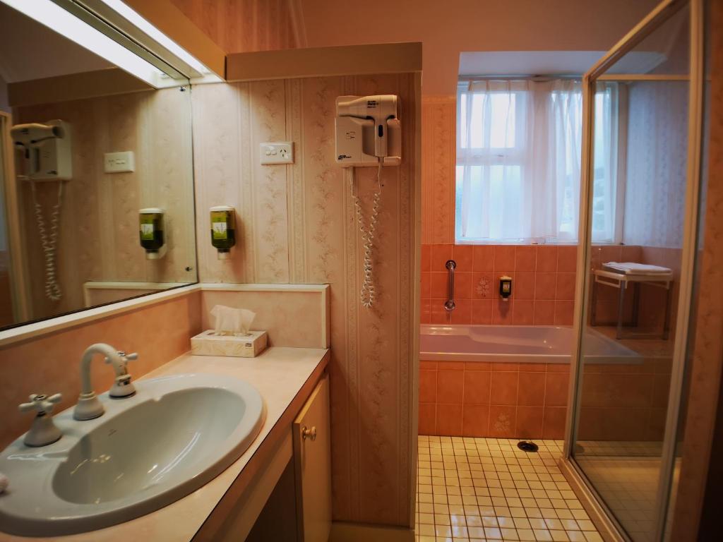 Koupelna v ubytování Motel Mayfair on Cavell