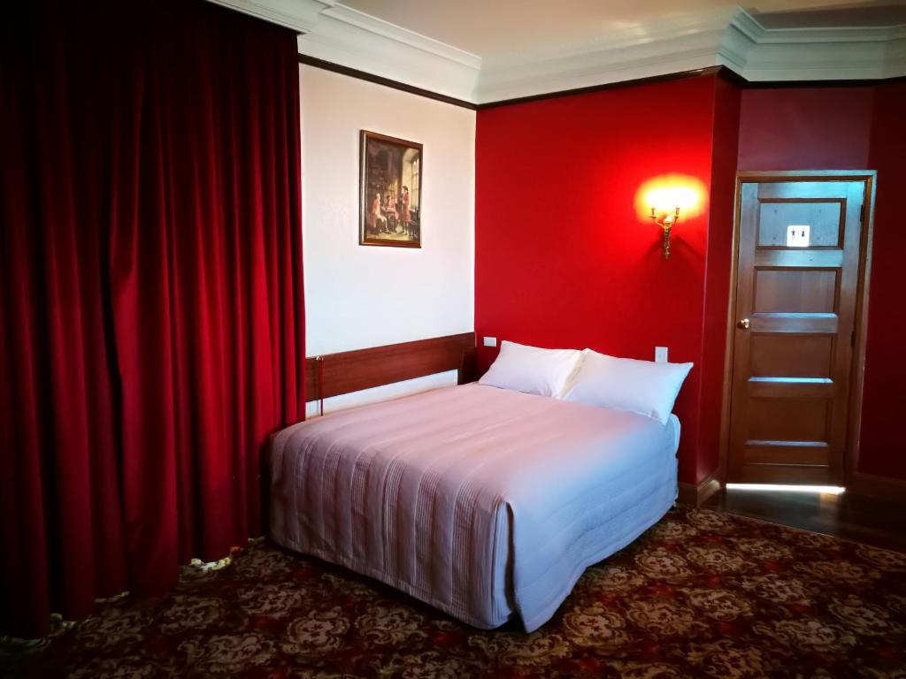 Postel nebo postele na pokoji v ubytování Motel Mayfair on Cavell