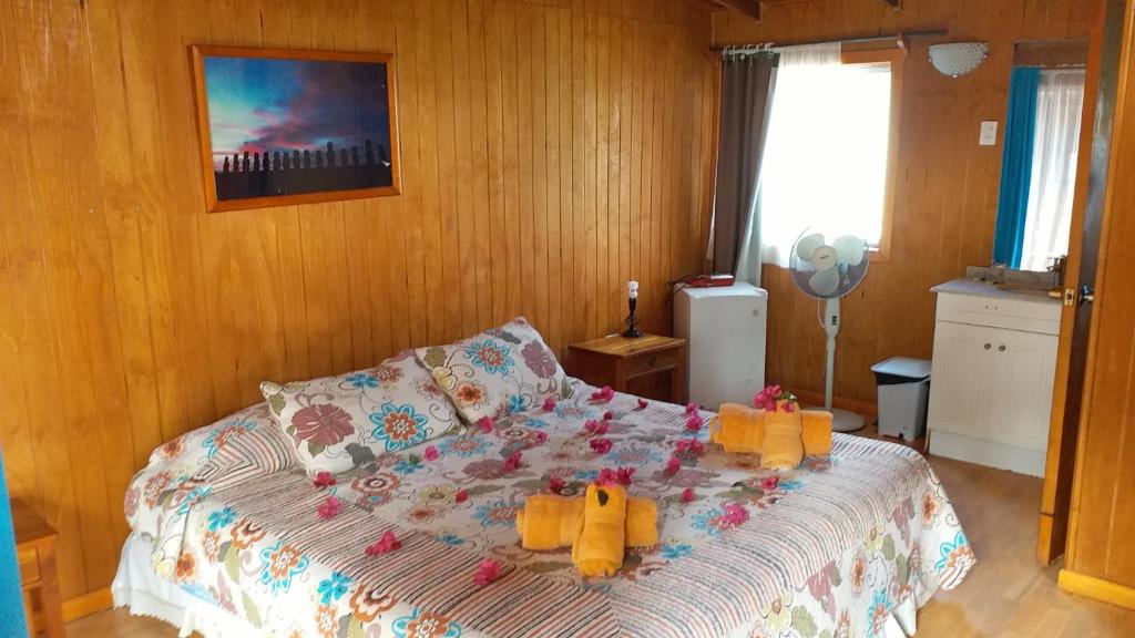 Postel nebo postele na pokoji v ubytování Kaimana Inn Rapa Nui