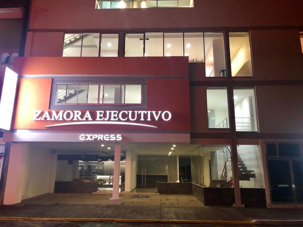 un bâtiment avec un panneau indiquant zoma électrivo dans l'établissement ZAMORA EJECUTIVO EXPRESS, à Zamora de Hidalgo