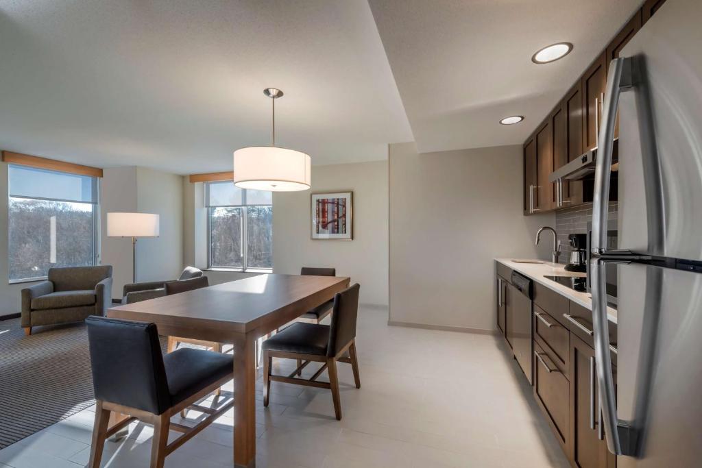 Hyatt Place Marlborough/Apex Center - One-Bedroom King Suite With Sofa Bed And Kitchen